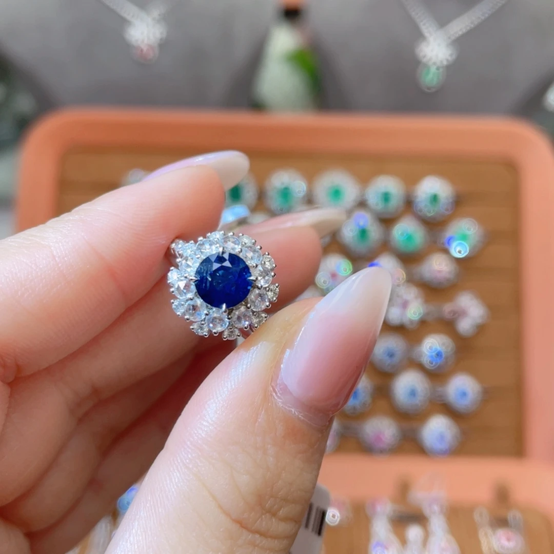 戒指18K金镶嵌蓝宝石1.63