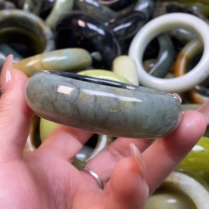 蛇纹石玉未镶嵌手镯