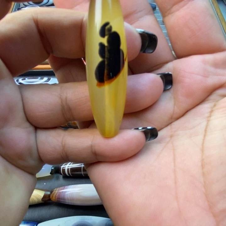 剑***看未镶嵌天然缠丝玛瑙玛瑙/玉髓