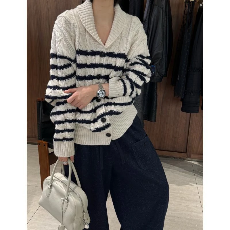 【北欧条纹毛衣】青果领立体绞花口袋排扣毛衣外套  J25MY638