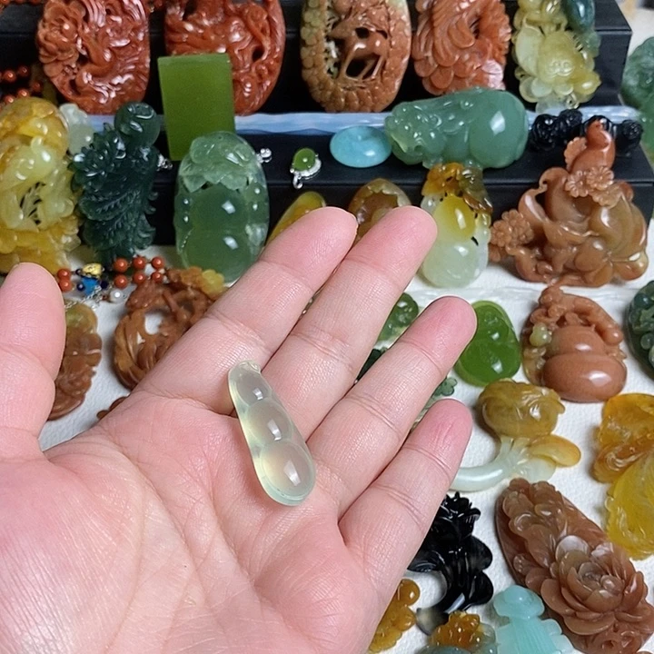 未镶嵌蛇纹石玉颈饰胖**.