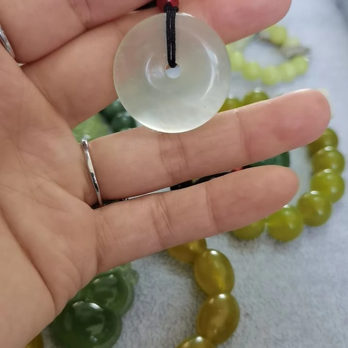 未镶嵌蛇纹石玉吊坠
