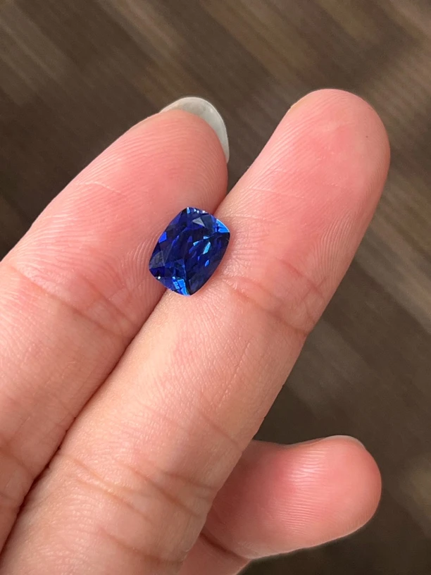 培育蓝宝石培育色标级皇家蓝裸石1.7