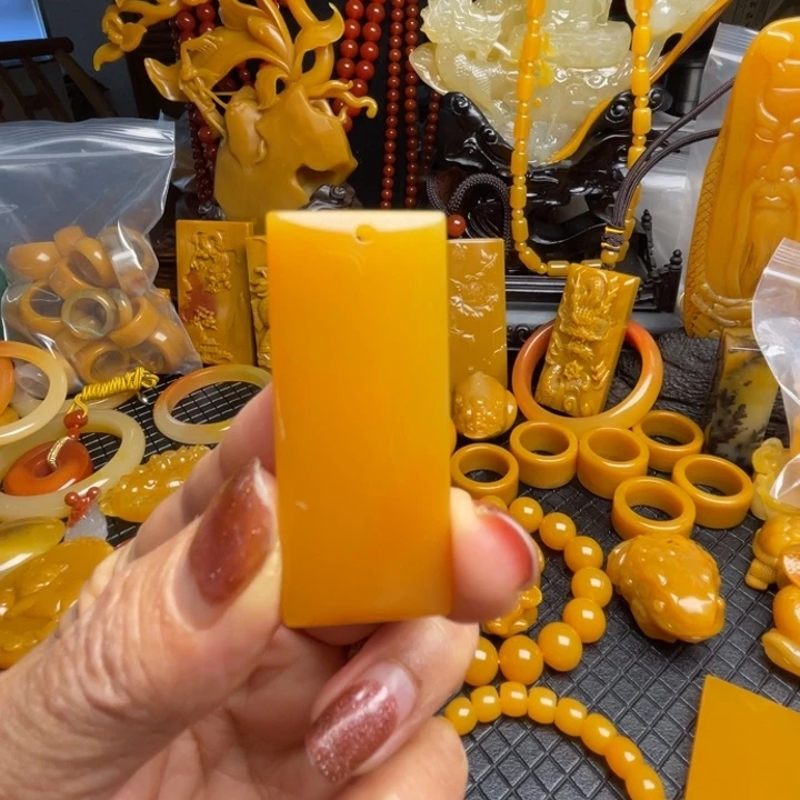 未镶嵌石英质玉（黄龙玉）颈饰