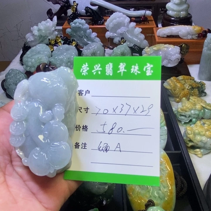翡翠未镶嵌颈饰貔貅手把件