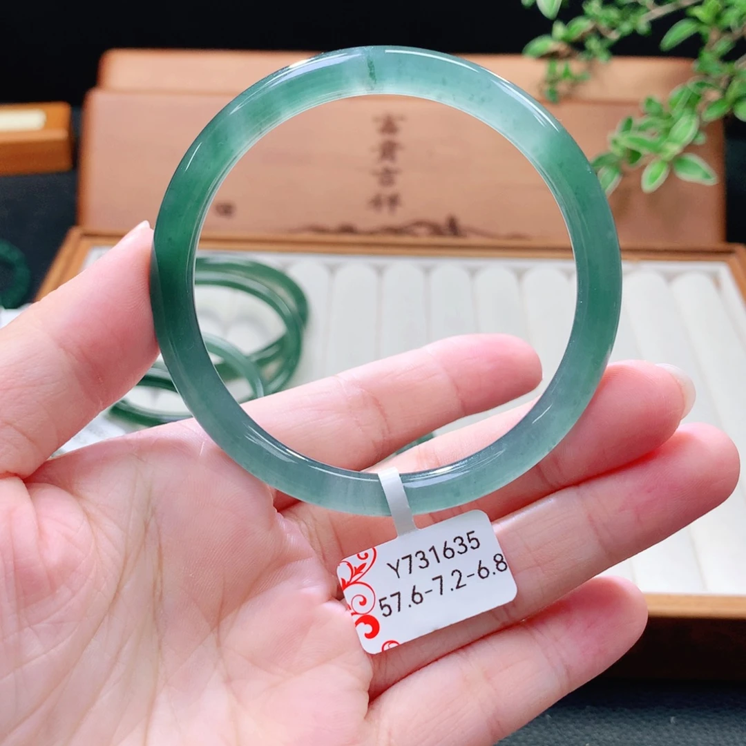 翡翠未镶嵌手镯（圆镯）