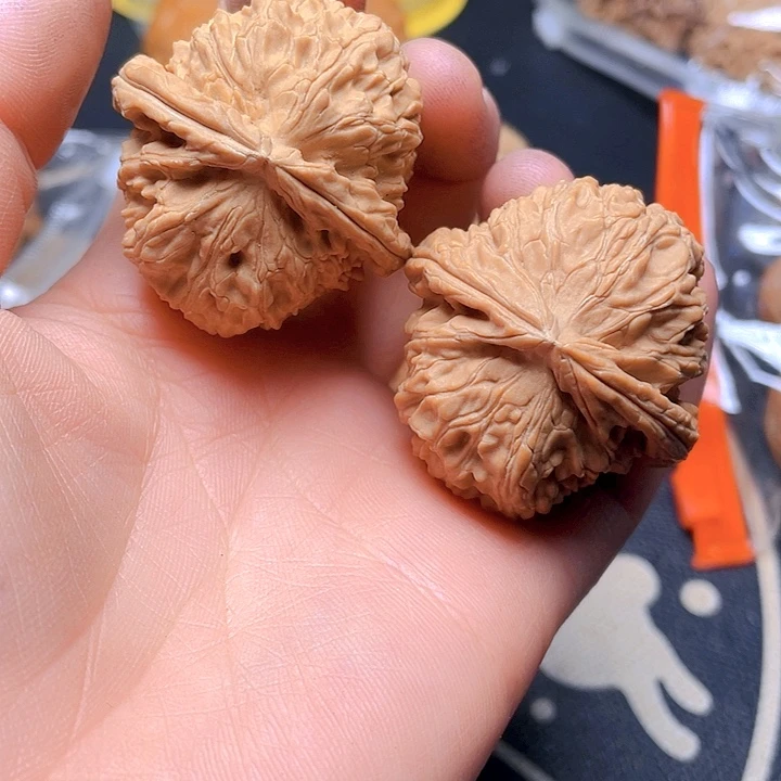 文玩核桃吊坠白狮子一对