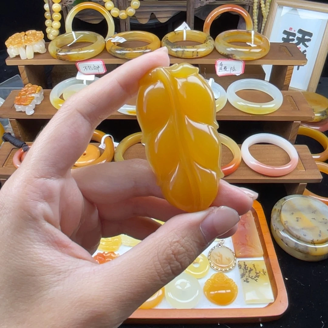 石英质玉（黄龙玉）未镶嵌颈饰缅黄叶子