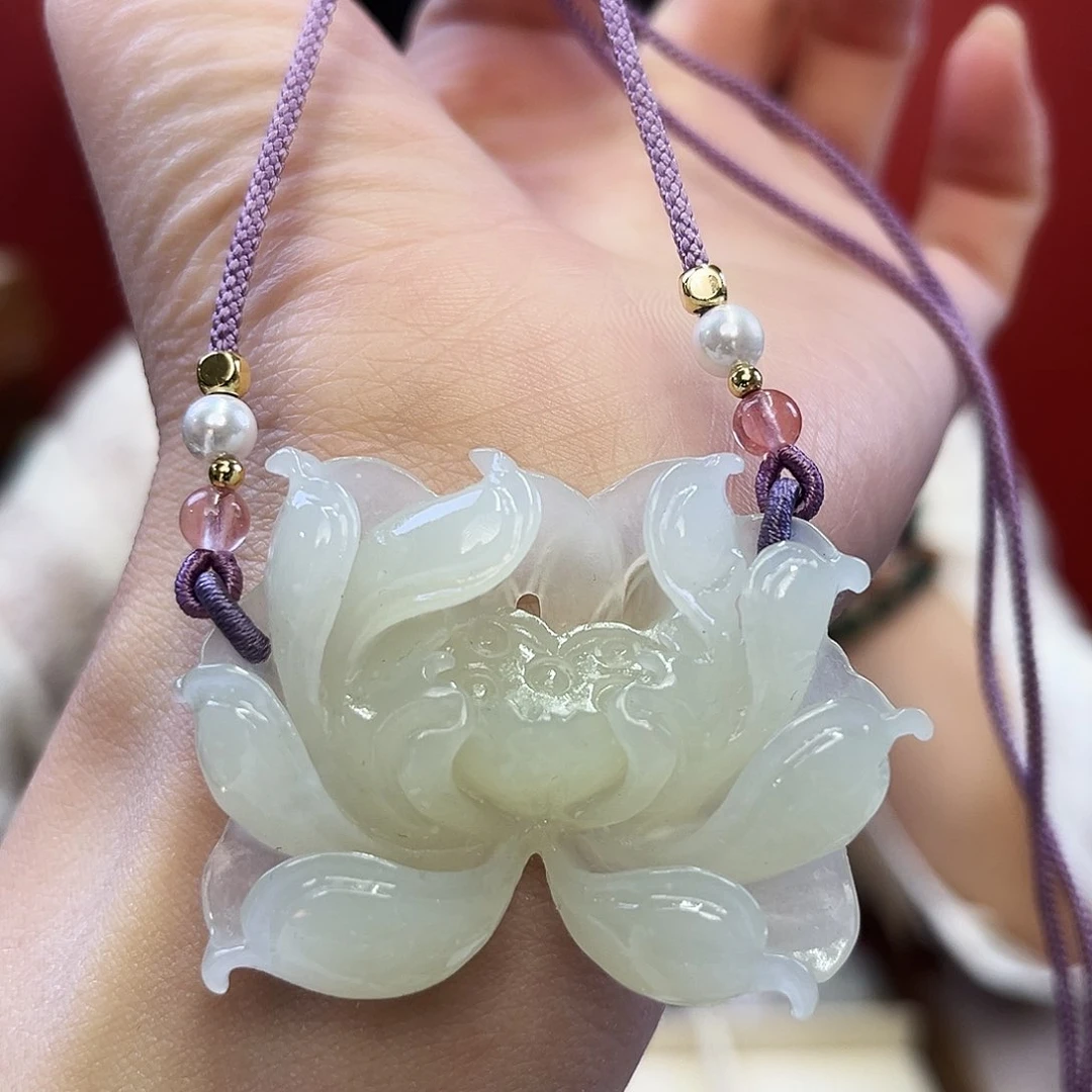 和田玉颈饰未镶嵌荷花大