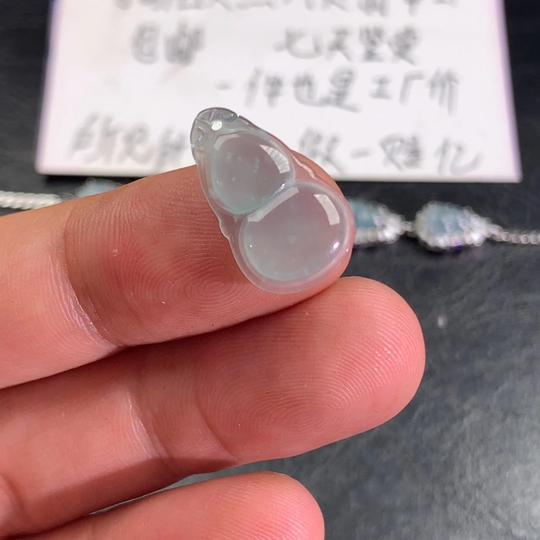 翡翠未镶嵌颈饰葫芦