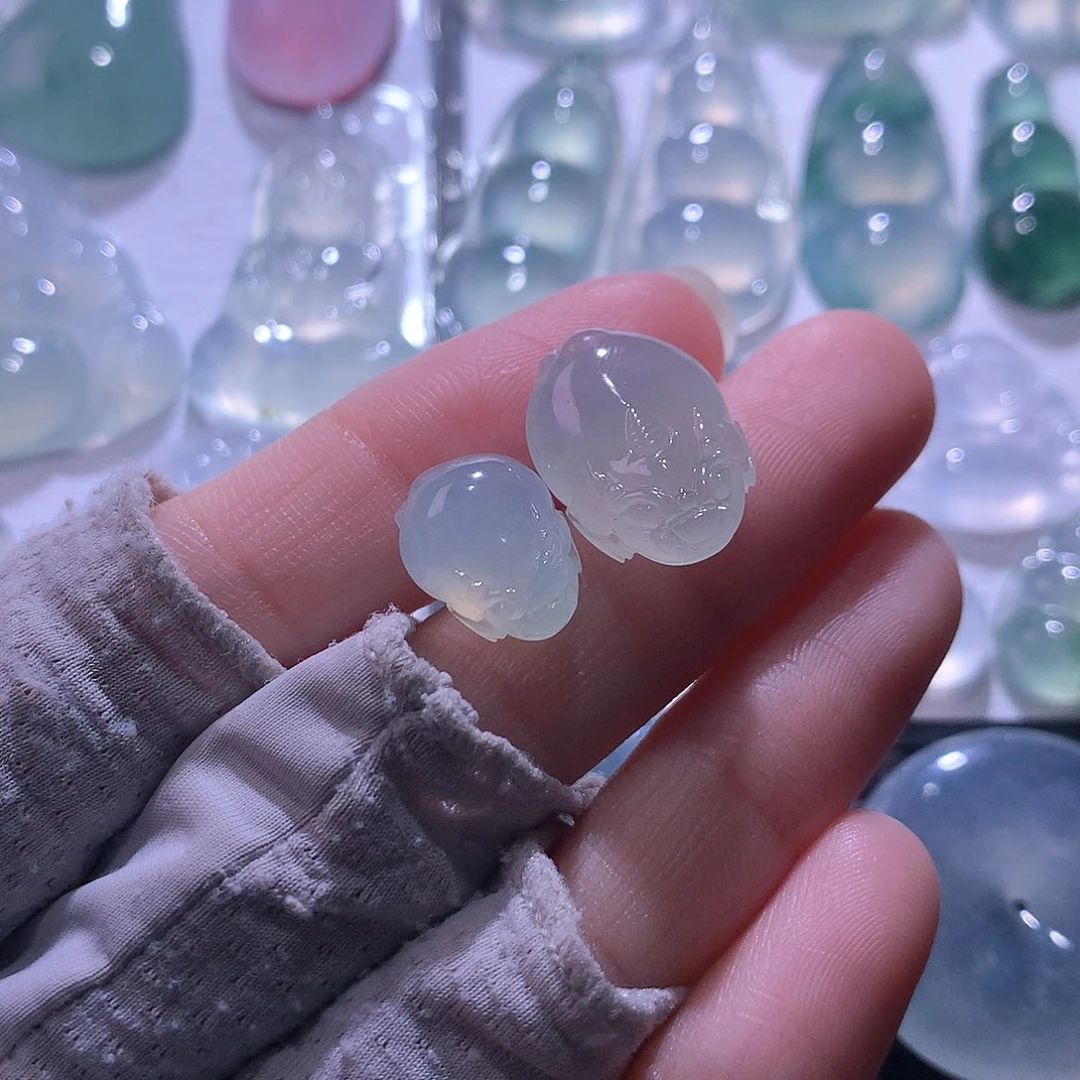 翡翠未镶嵌颈饰一对