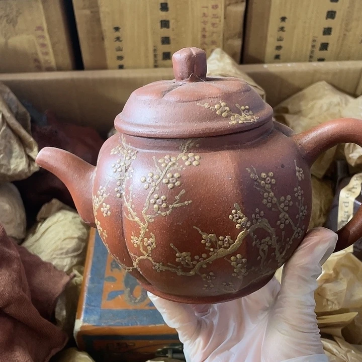 紫砂茶壶原矿泥料手工制作的一把紫砂壶。