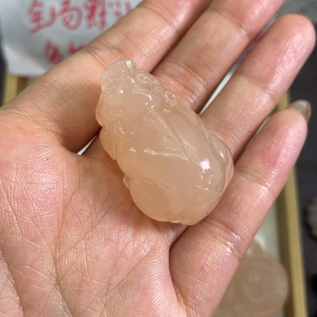 合金蛇纹石玉颈饰粉貔貅