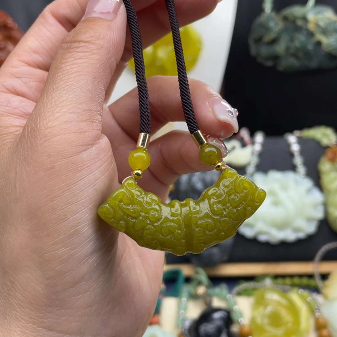 蛇纹石玉未镶嵌颈饰