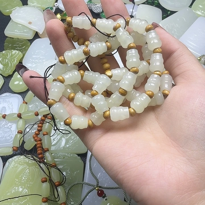 石英质玉未镶嵌颈饰