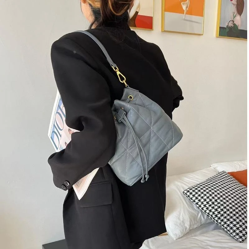 真皮女包2024新品百搭时尚头层手提单肩简约抽带水桶包小福袋