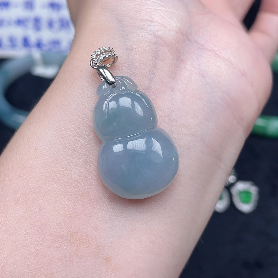 翡翠未镶嵌颈饰天空蓝葫芦