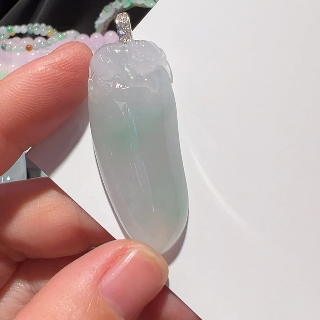 翡翠18K金镶嵌颈饰吊坠