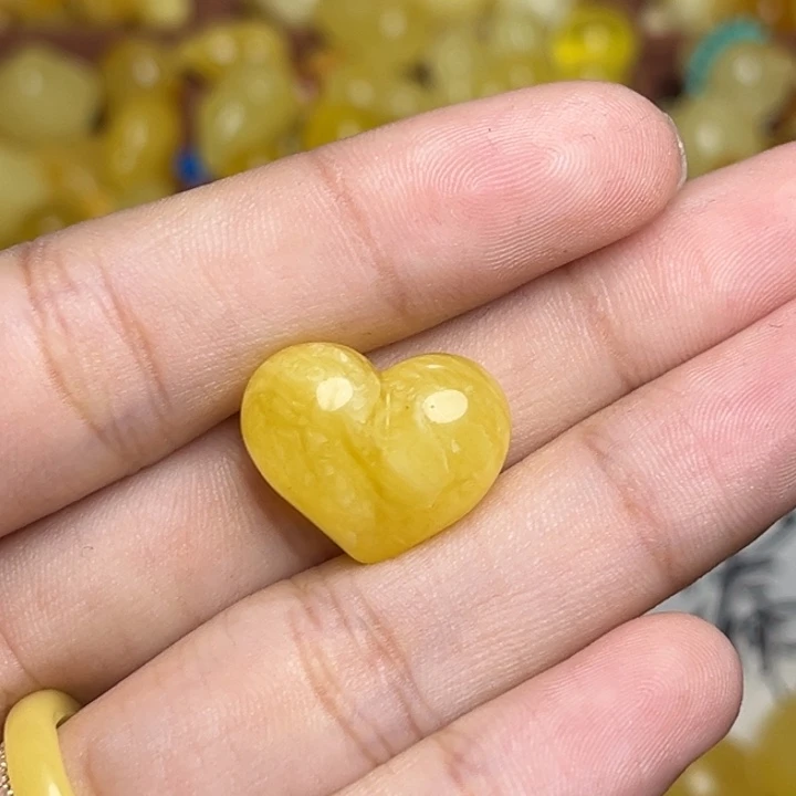 邹***仙蜜蜡未镶嵌珠宝奇石鸡油黄满蜡妖花爱心 微微瑕