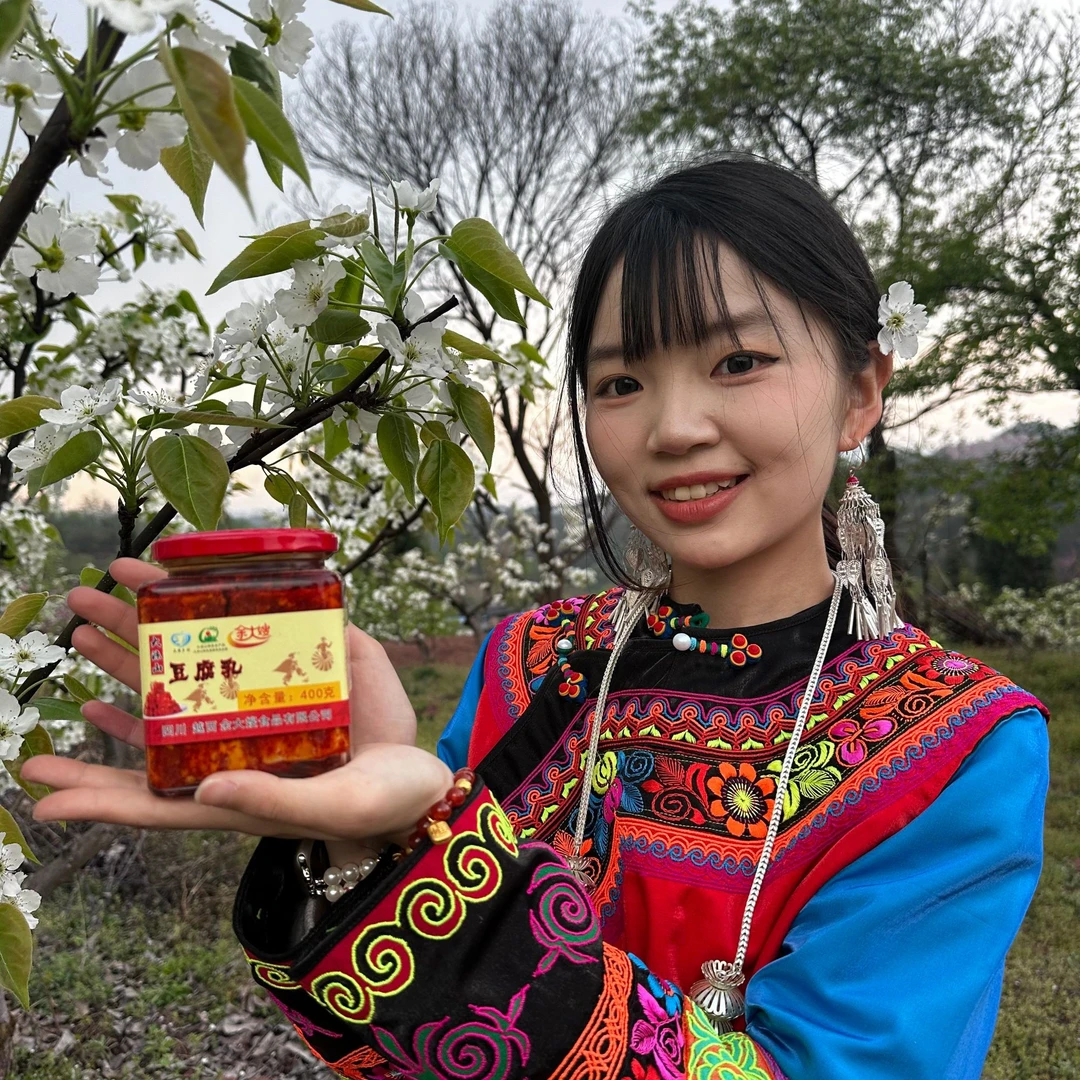 四川省大凉山越西县余大嫂豆腐乳400g玻璃瓶装