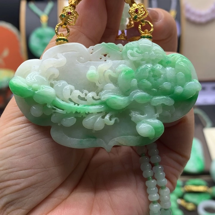 翡翠未镶嵌吊坠(赠链)