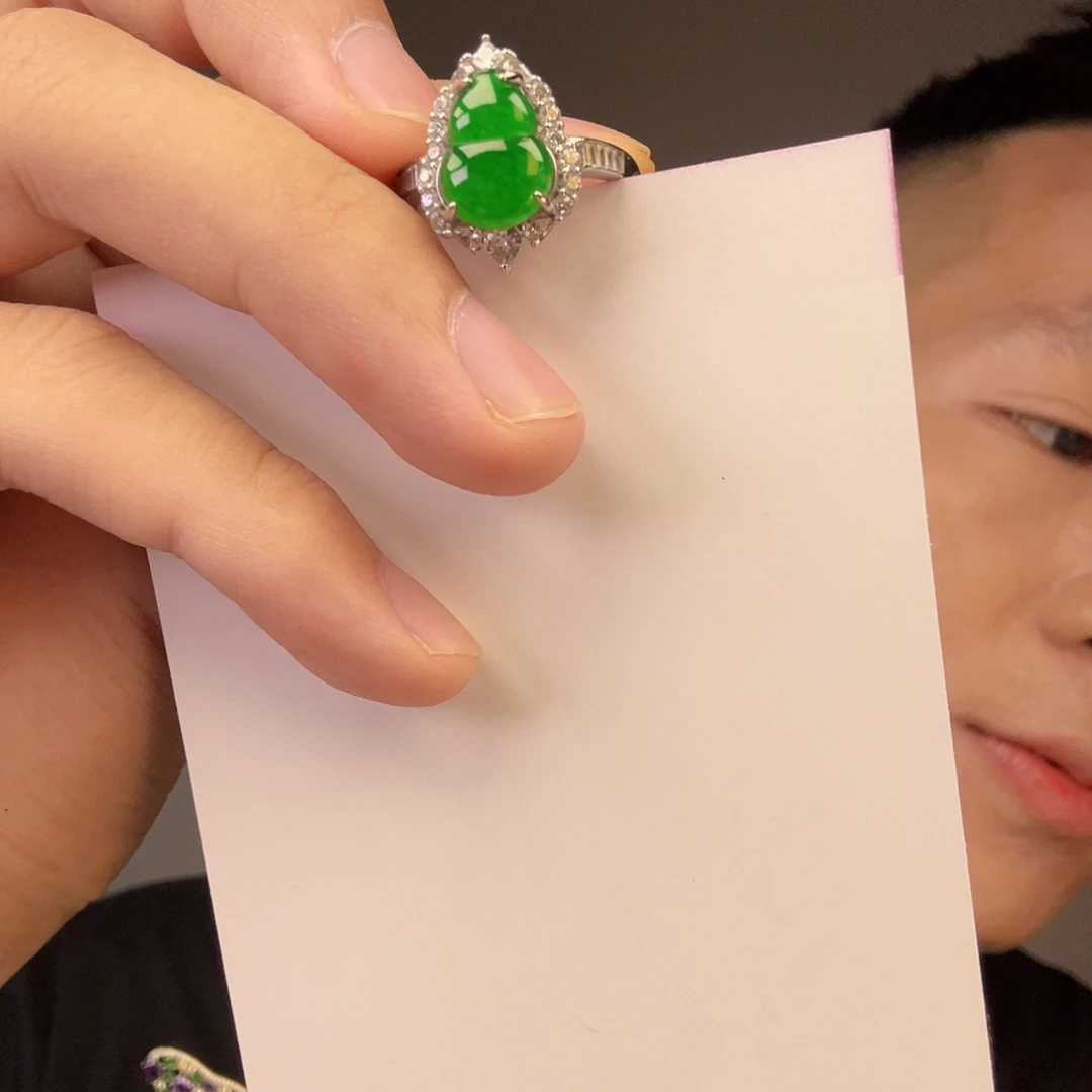 未镶嵌挂件翡翠一件