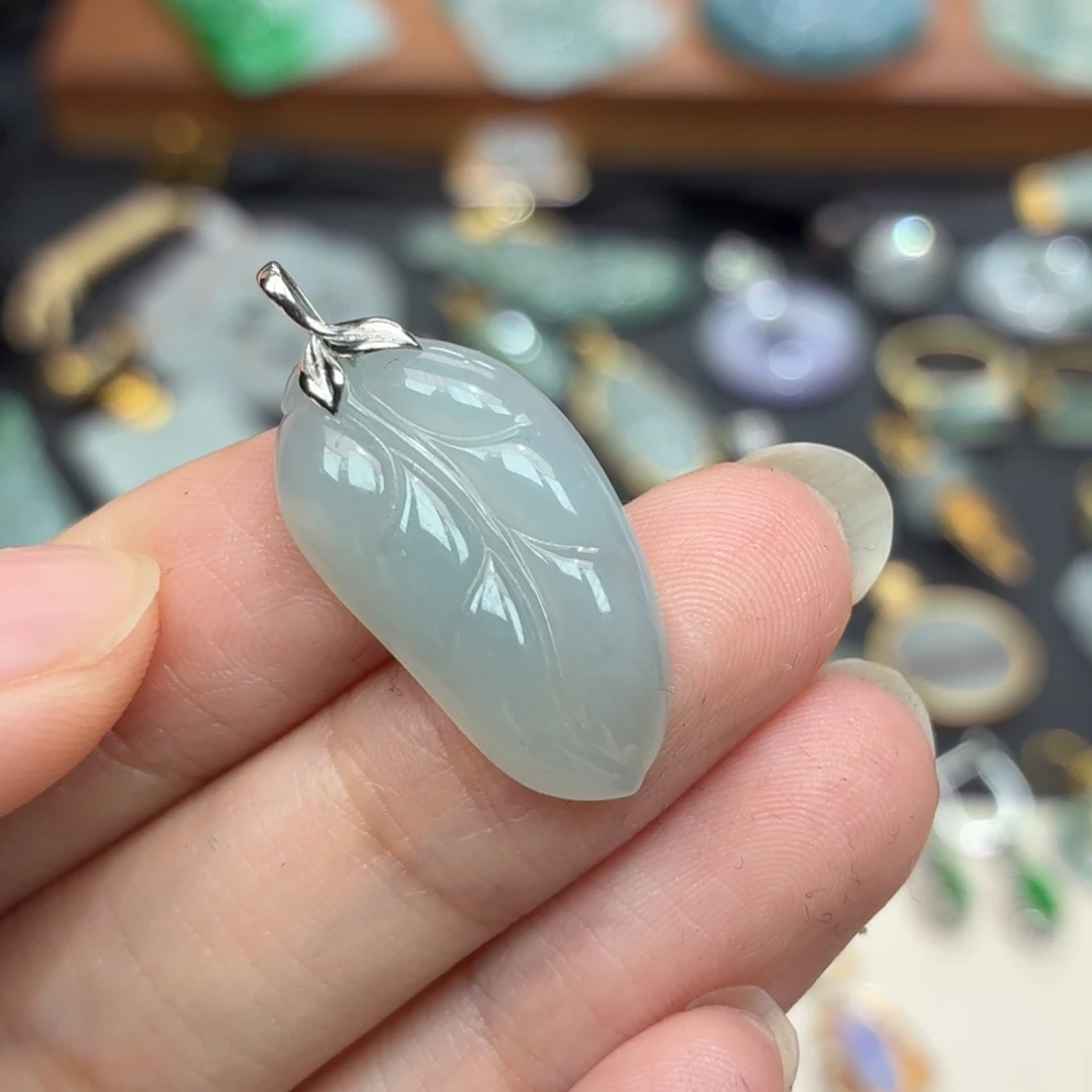 翡翠18K金镶嵌颈饰吊坠