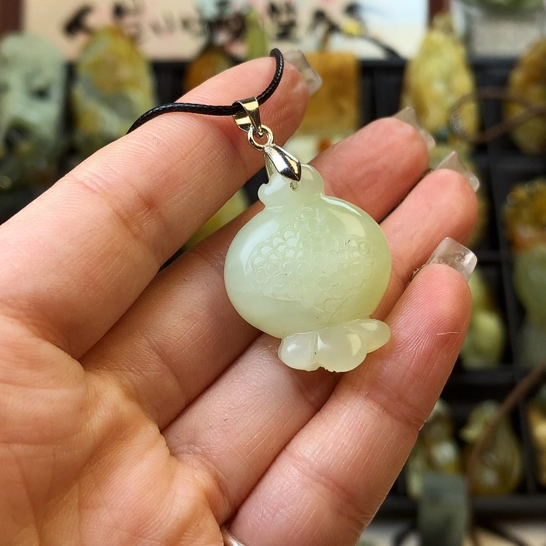 蛇纹石玉颈饰未镶嵌