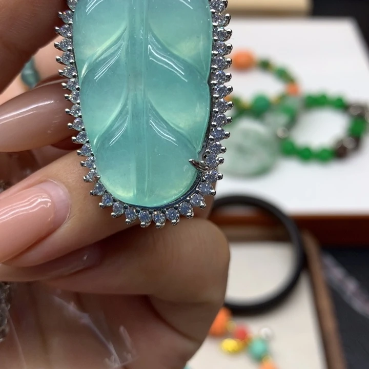 翡翠未镶嵌颈饰吊坠