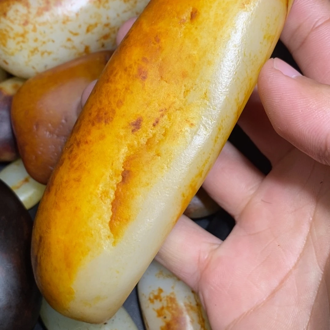 建***军和田玉未镶嵌珠宝奇石