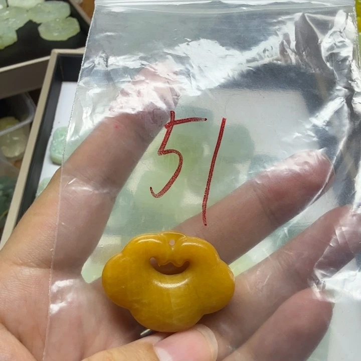 透闪石-蛇纹石玉吊坠未镶嵌