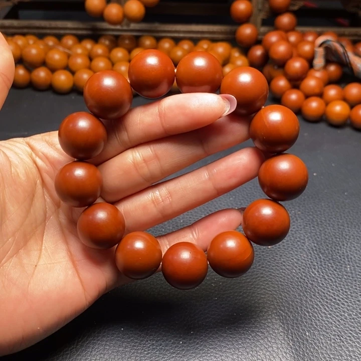 橄榄核吊坠1.85尺寸树王鸡血红光珠全品