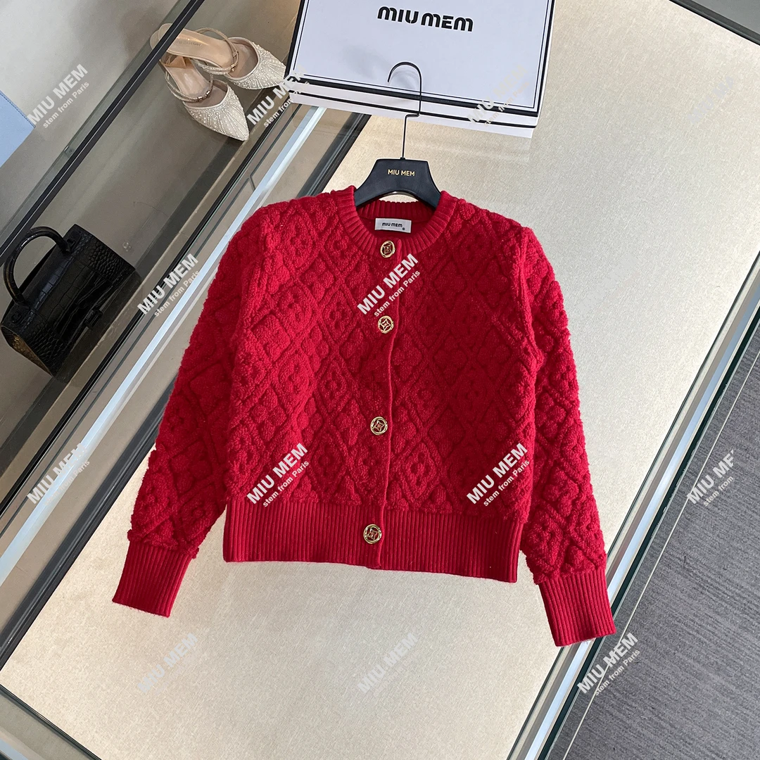 新款新年限定菱格浮雕圆领红色针织开衫外套女DY6351