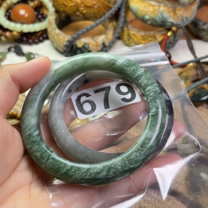 上***秋未镶嵌岫岩河磨玉（透闪石质玉）把件