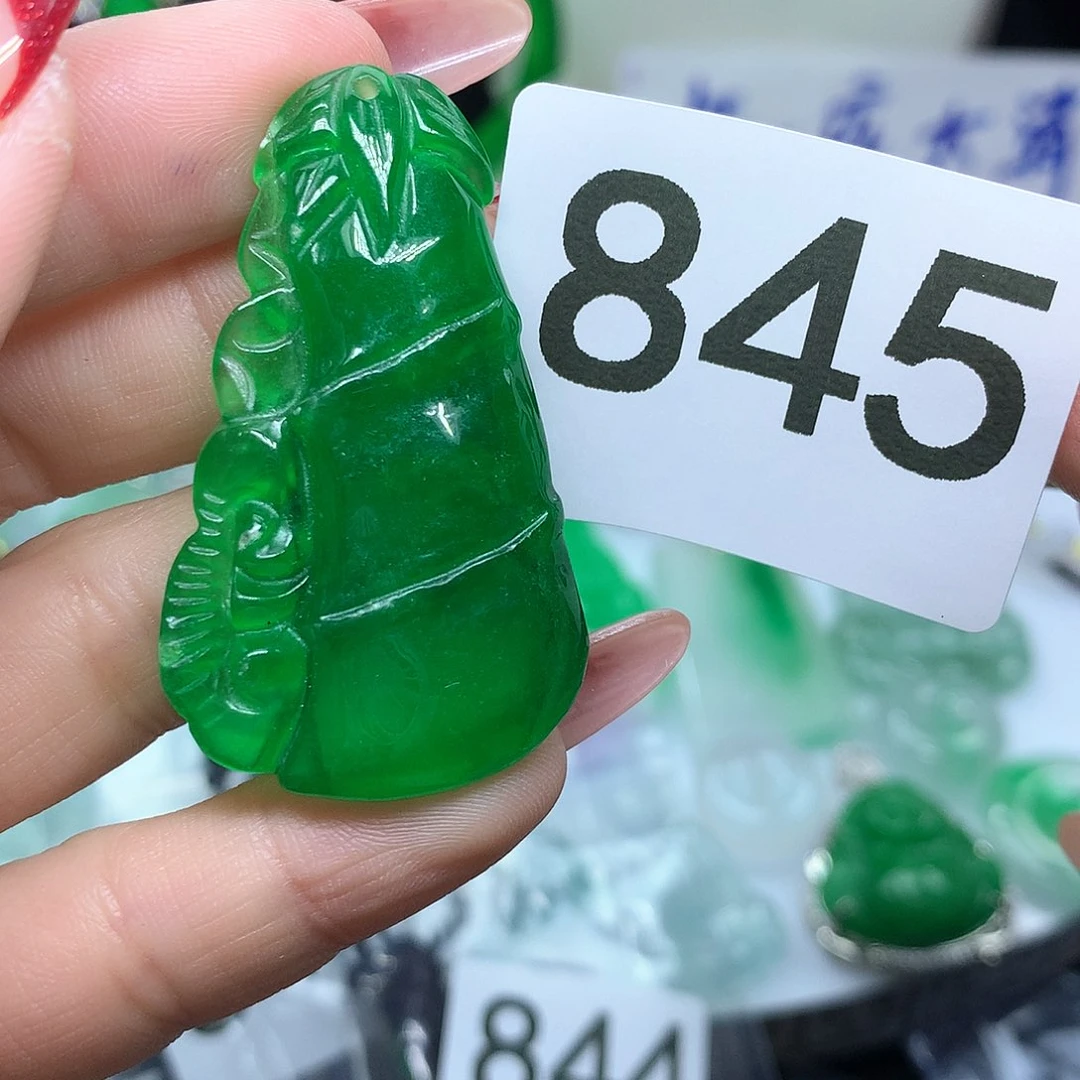 翡翠吊坠(赠链)未镶嵌
