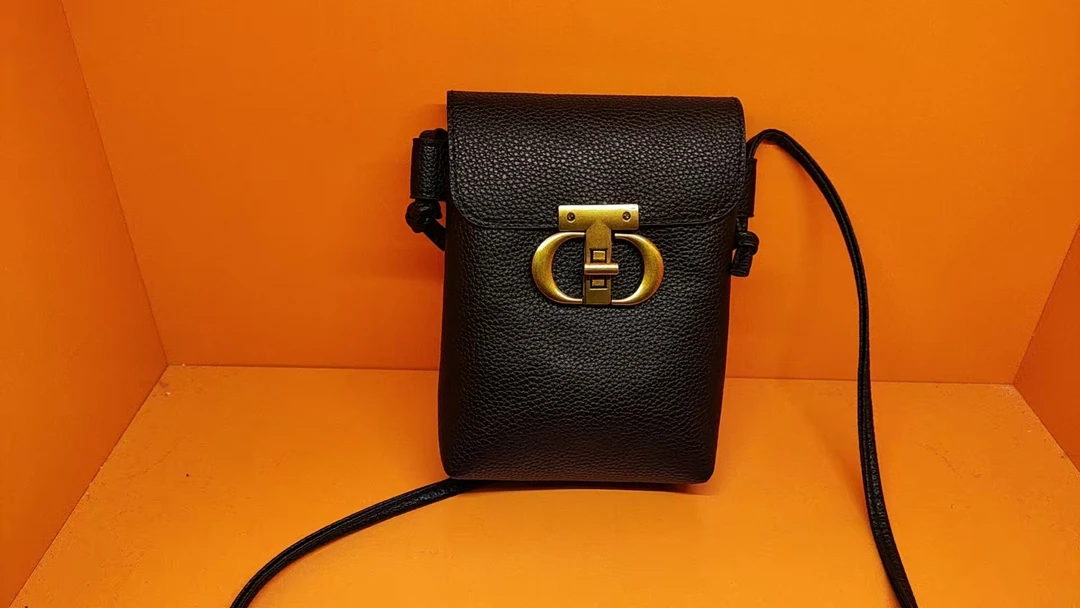 2025新款小容量女士通勤小众高级感字母单肩斜跨包60132