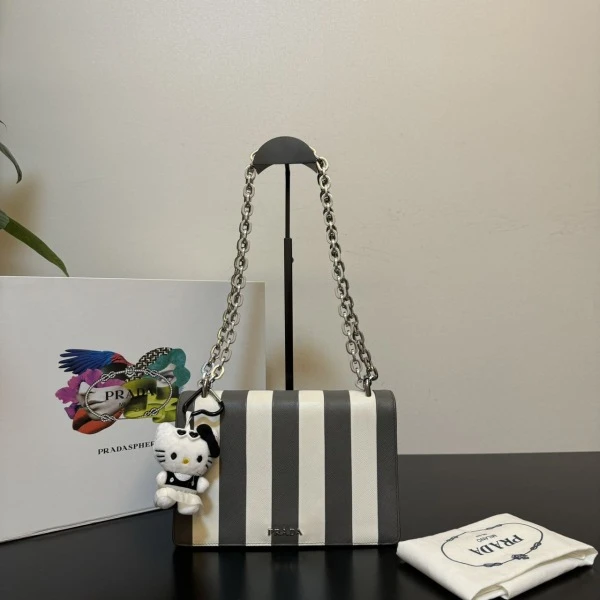 95新/普拉达/包包/市场价16900/250122XL0053