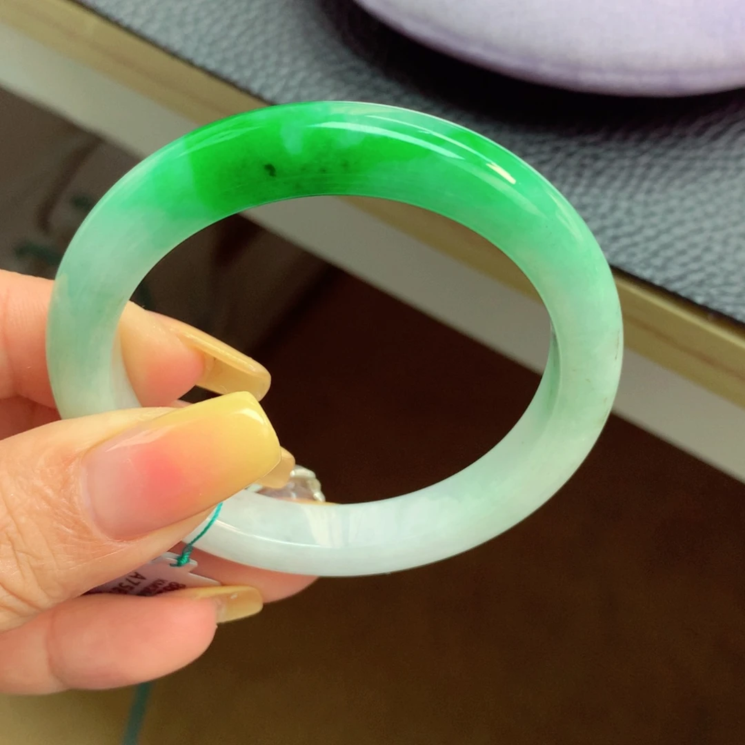 翡翠手镯未镶嵌缅甸