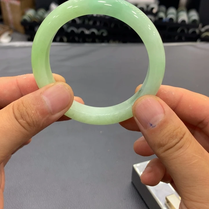 翡翠手镯未镶嵌2456778999999