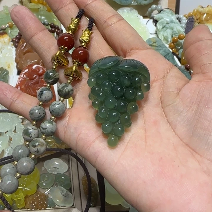 蛇纹石玉吊坠合金