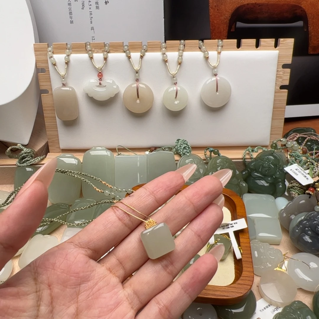 梨****和田玉18K金镶嵌颈饰