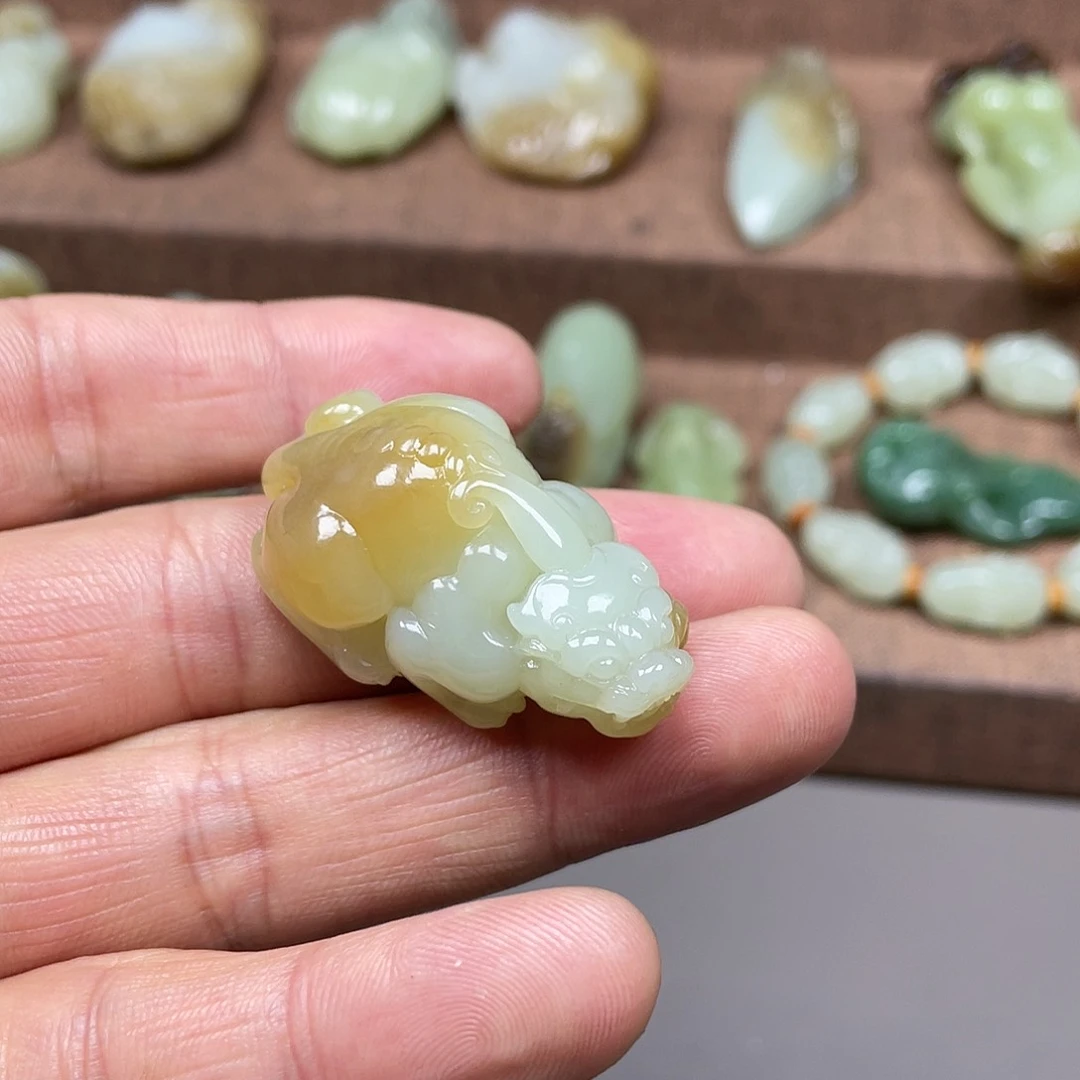 和田玉挂件未镶嵌钱**多