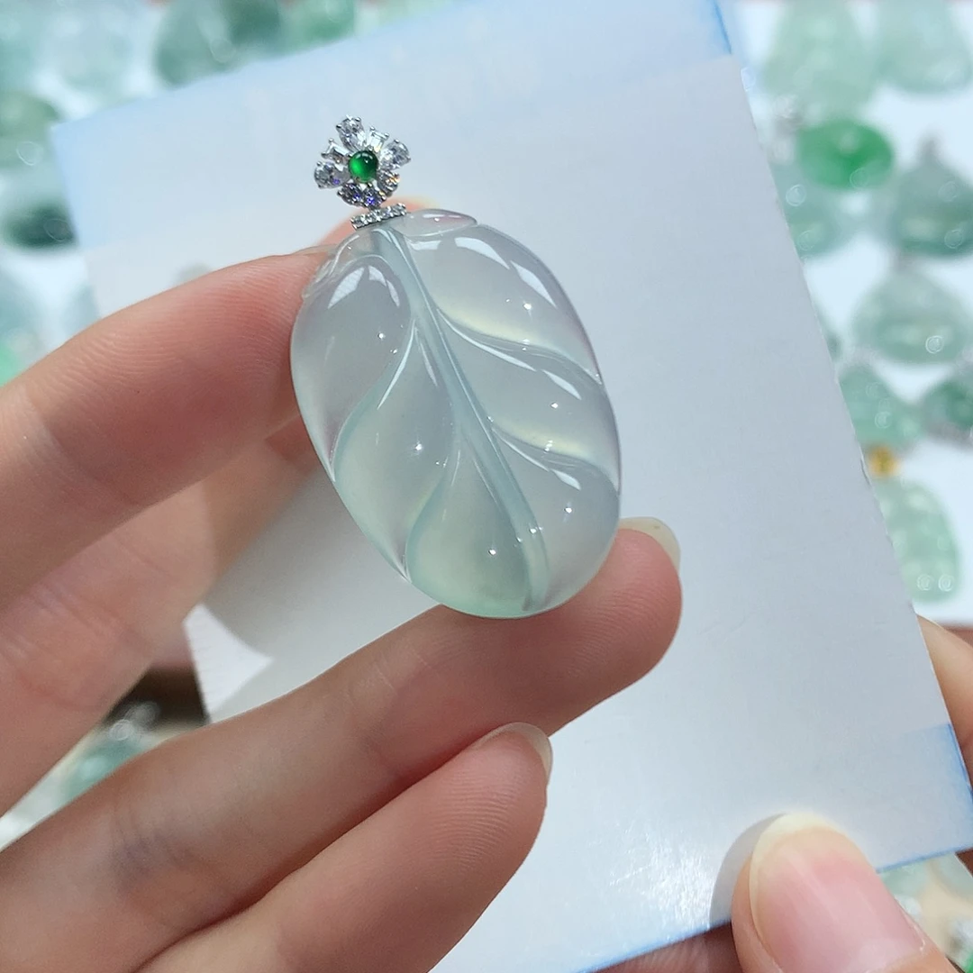 翡翠18K金镶嵌颈饰叶子