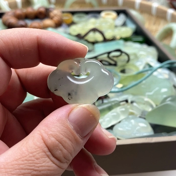 未镶嵌蛇纹石玉手镯张**?