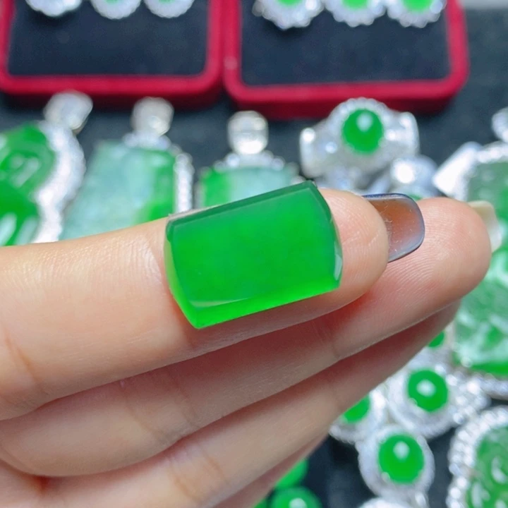 翡翠未镶嵌挂件马鞍