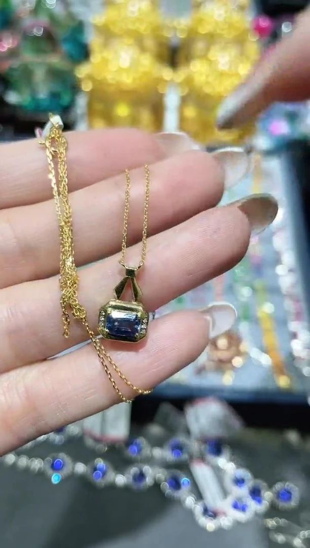 18K金镶嵌天然蓝宝石项链