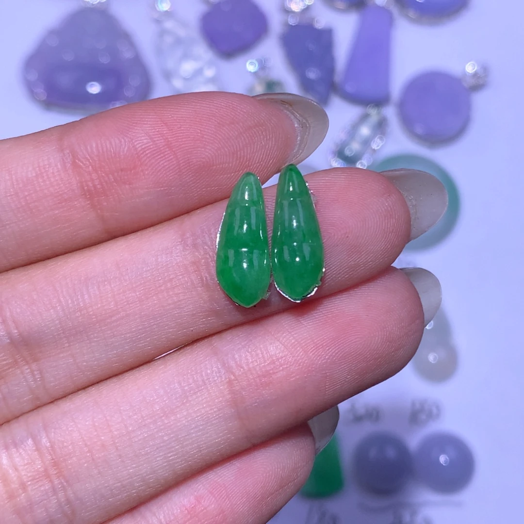 翡翠未镶嵌颈饰一对豆子