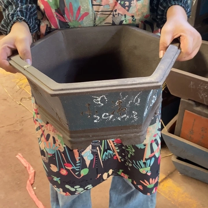 紫砂花盆只顾看手机和