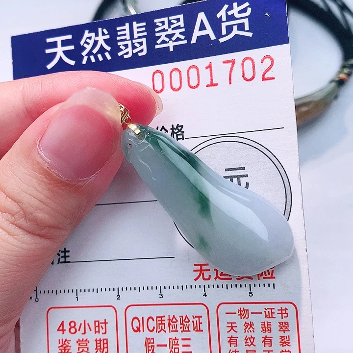 翡翠18K金镶嵌颈饰吊坠