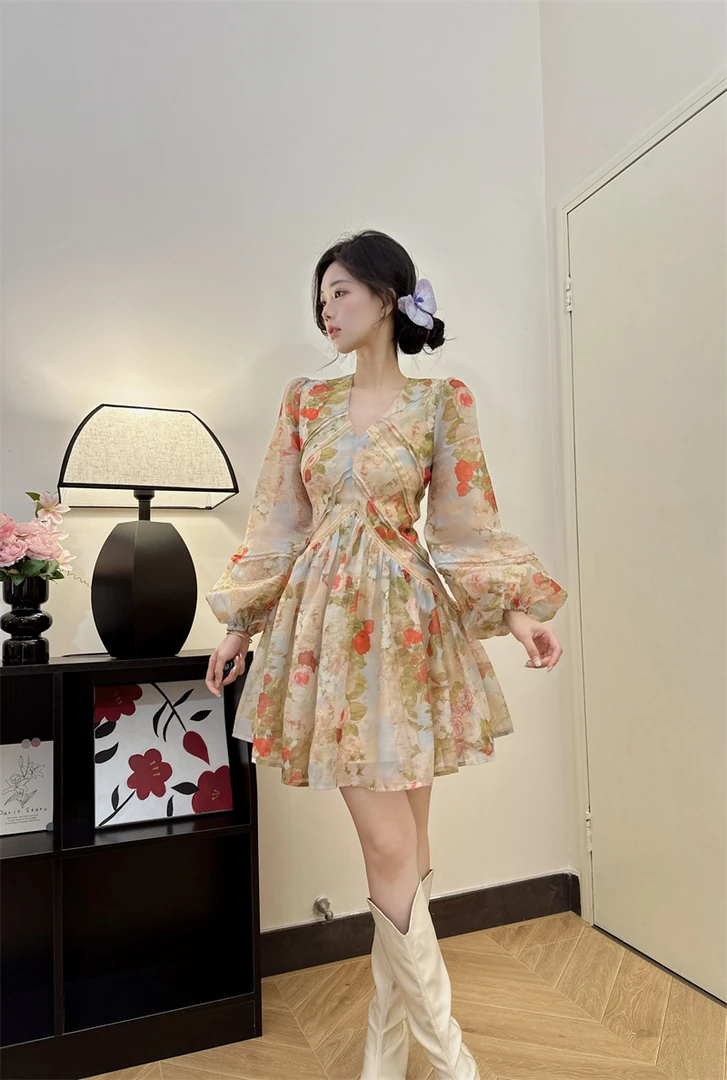 花野初柠 法式浪漫轻奢定位印花V领蕾丝收腰显瘦小个子贵气连衣裙